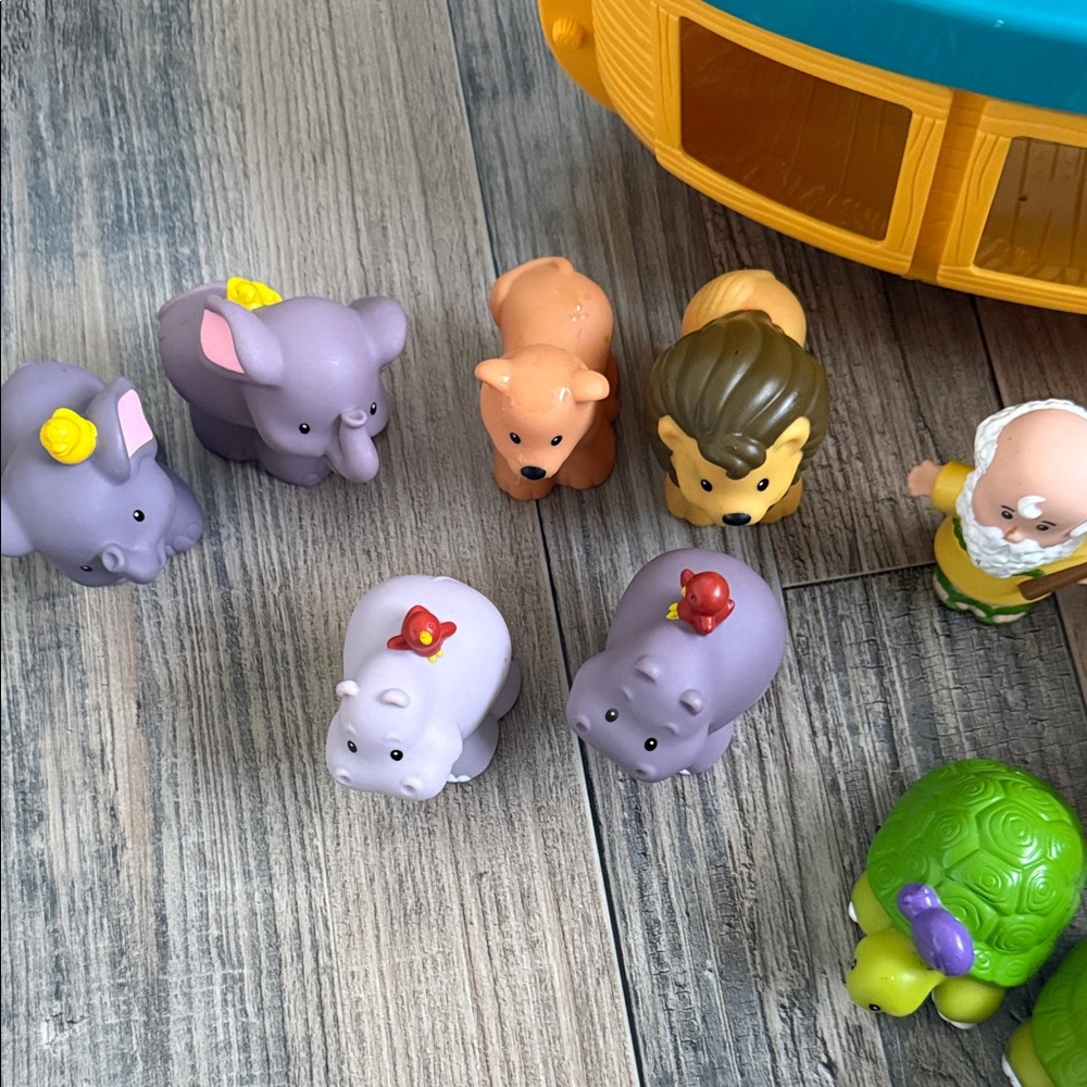 Noah’s Ark Fisher Price set - Picture 3 of 3